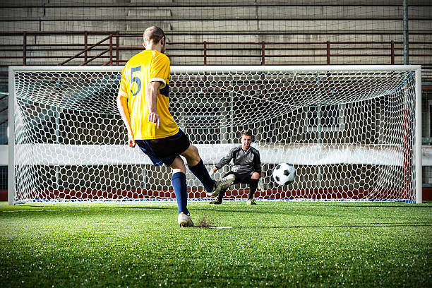 fußballspiel im stadium: stornierungsgebühr kick - penalty soccer penalty shoot out goalie stock-fotos und bilder