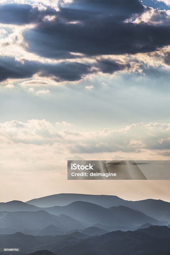 Tramonto sulle colline toscane - Foto stock royalty-free di Alba - Crepuscolo