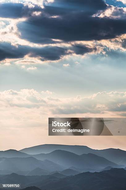 Tramonto Sulle Colline Toscane - Fotografie stock e altre immagini di Alba - Crepuscolo - Alba - Crepuscolo, Ambientazione esterna, Ambientazione tranquilla