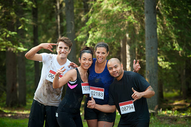 equipe de corrida na lama - mud run - fotografias e filmes do acervo