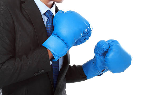 concurrence d'affaires - boxing glove battle business fighting photos et images de collection