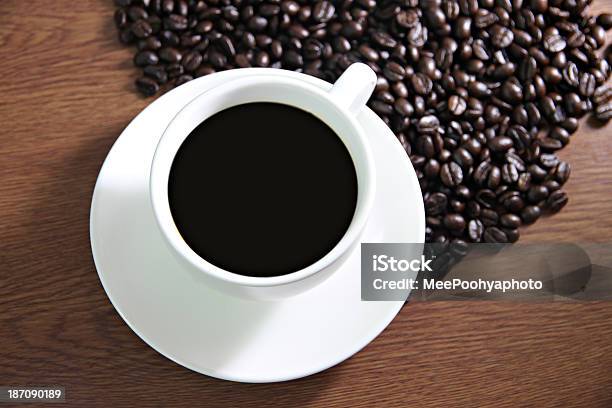 Taça Branca E Grãos De Café Na Mesa De Madeira - Fotografias de stock e mais imagens de Antigo - Antigo, Aromaterapia, Açúcar