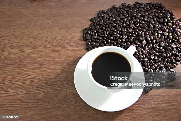 Taça Branca E Grãos De Café Na Mesa De Madeira - Fotografias de stock e mais imagens de Antigo - Antigo, Aromaterapia, Açúcar