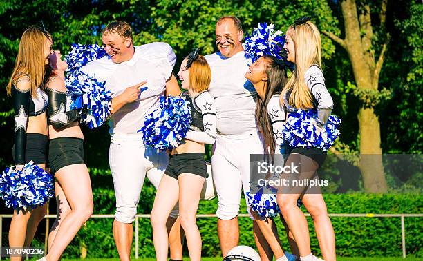 Photo libre de droit de Pompom Girls Des Joueurs De Football Américain banque d'images et plus d'images libres de droit de Activité - Activité, Adulte, Ballon de football américain