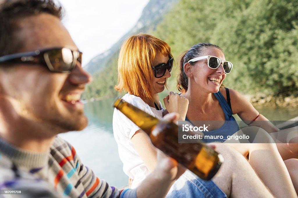 Felizes amigos se divertindo no lago - Foto de stock de 20 Anos royalty-free