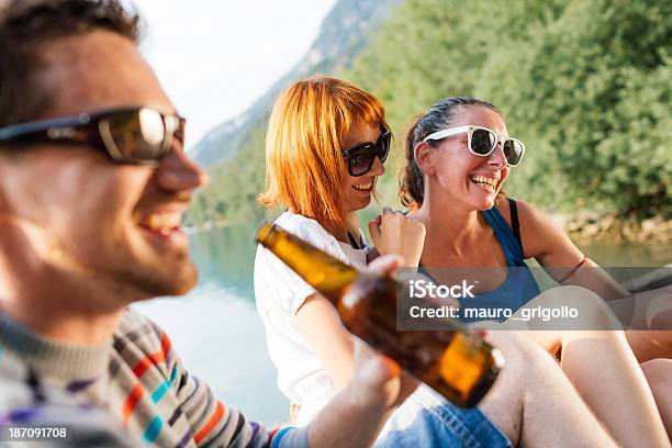 Foto de Felizes Amigos Se Divertindo No Lago e mais fotos de stock de 20 Anos - 20 Anos, 30 Anos, Abraçar