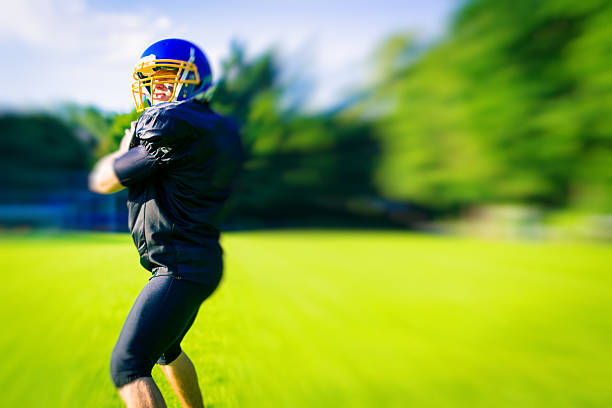 アメリカンフットボール選手投げるボール - men summer passing tossing ストックフォトと画像