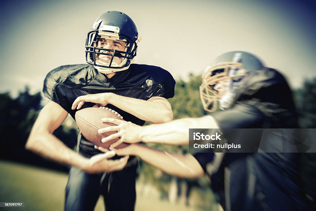 football americano passa la palla - Foto stock royalty-free di Adulto