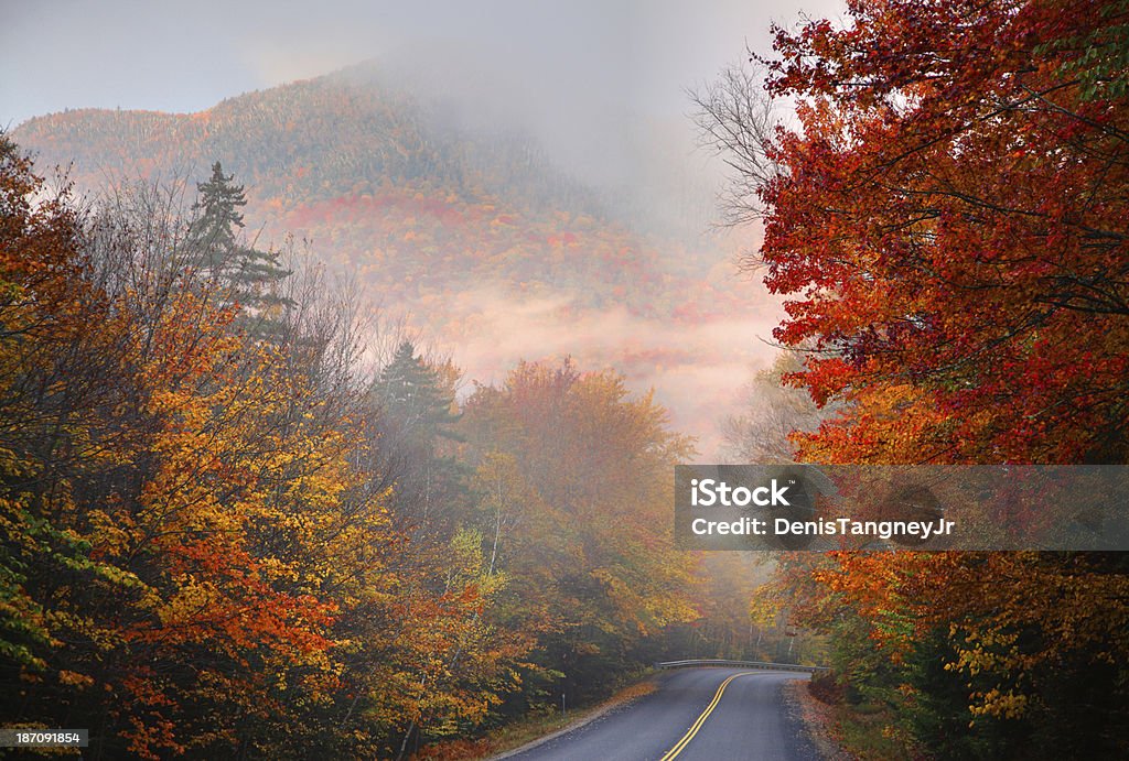 Colores otoñales por la autopista Kancamagus en New Hampshire - Foto de stock de Otoño libre de derechos