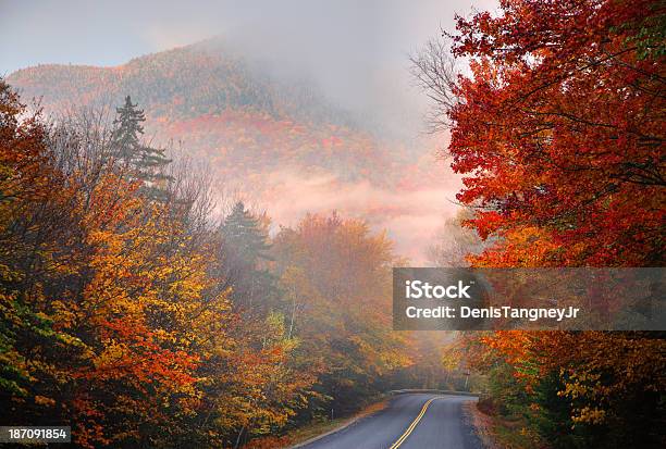 Foto de Cores De Outono Ao Longo Da Estrada Kancamagus Em New Hampshire e mais fotos de stock de Outono