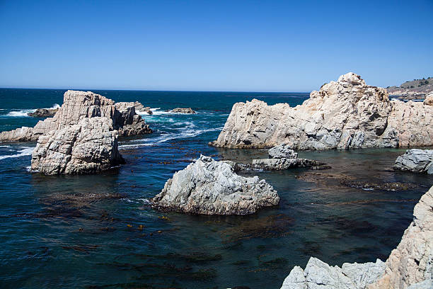 istock Cliff overlooking Big Sur, California 187092055