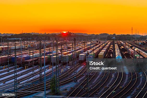 Güterzugverkehr Waggons Und Bahn In Den Sonnenuntergang Stockfoto und mehr Bilder von Güterzug