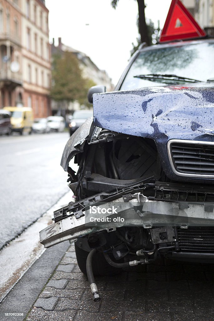 Accidente de tráfico - Foto de stock de Triángulo de advertencia libre de derechos