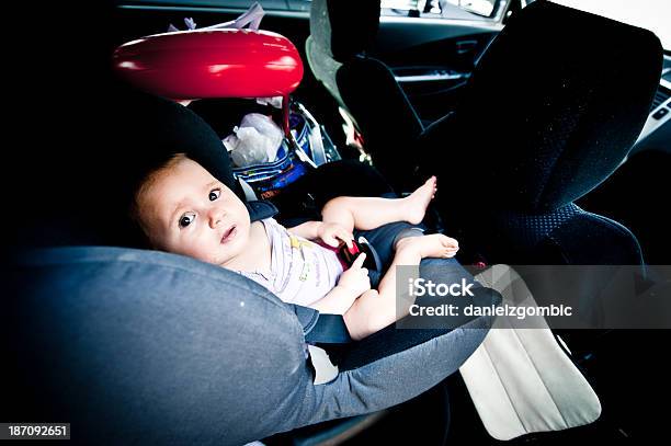 Niña Bebé En El Coche Foto de stock y más banco de imágenes de 6-11 meses - 6-11 meses, Alegre, Asiento de vehículo