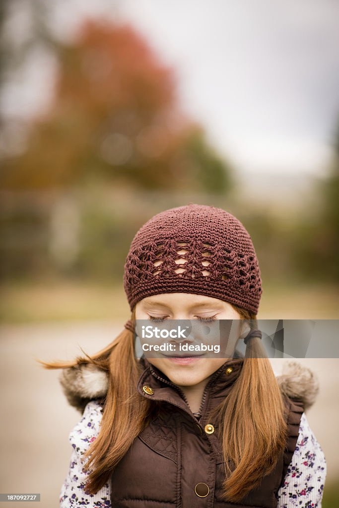 Bambina facendo un desiderio, all'aperto in autunno giorno - Foto stock royalty-free di Bambine femmine
