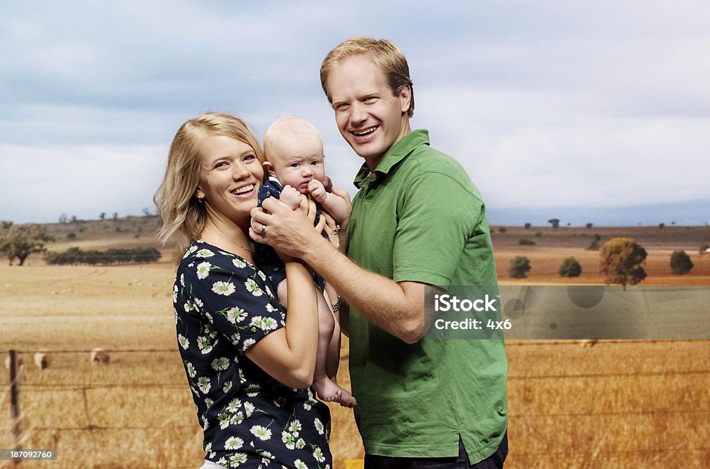 Família feliz na natureza - Royalty-free 2-5 Meses Foto de stock