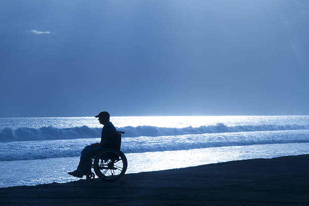 la vida sigue siendo a pesar de las personas con discapacidades - mer people fotografías e imágenes de stock