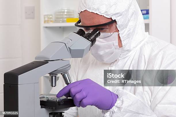 Foto de Laboratório Técnico Cuja Lâmina De Microscópio e mais fotos de stock de Adulto - Adulto, Biologia, Branco