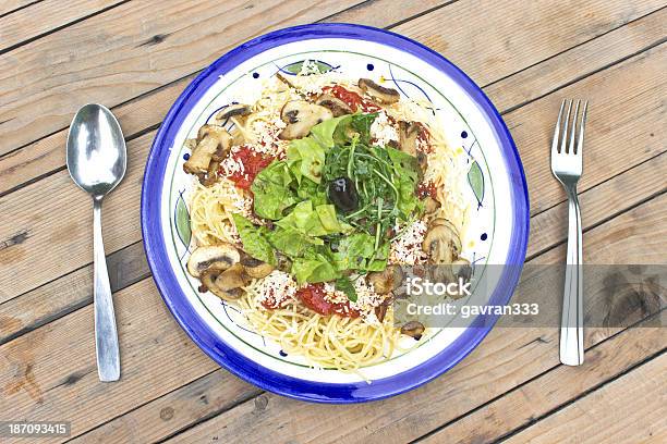 Spaghetti Mit Pilzen Und Grünen Kräutern Auf Hölzernen Hintergrund Stockfoto und mehr Bilder von Basilikum