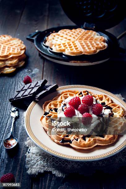 Delicioso Doce E Waffles Com Frutas - Fotografias de stock e mais imagens de Alimentação Saudável - Alimentação Saudável, Almoço, Chocolate