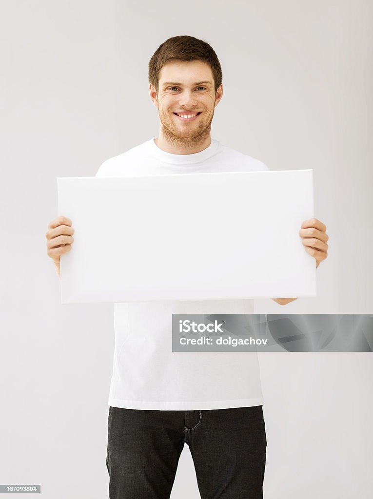 Молодой человек держит белый пустой Совет - Стоковые фото Большой роялти-фри