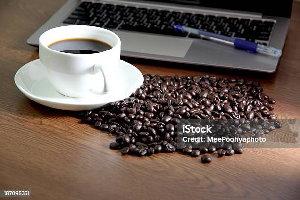 Taza De Café En Blanco En Las Cercanías De La Computadora Portátil Foto de stock y más banco de imágenes de A la moda