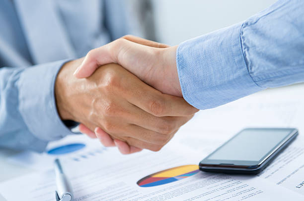 gli uomini d'affari si stringono la mano - handshake human hand business relationship business foto e immagini stock