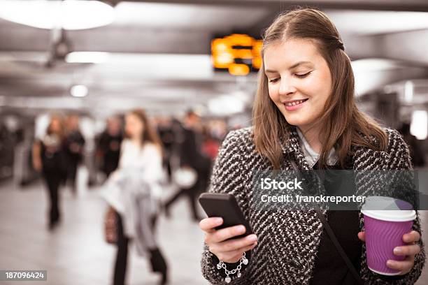 Donna Utilizzando Un Cellulare In Metropolitana Stazione Della Metropolitana - Fotografie stock e altre immagini di Adolescente