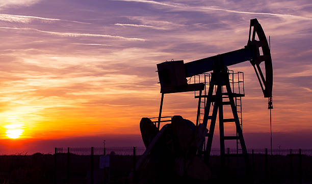 istock Operating oil and gas well 187096534