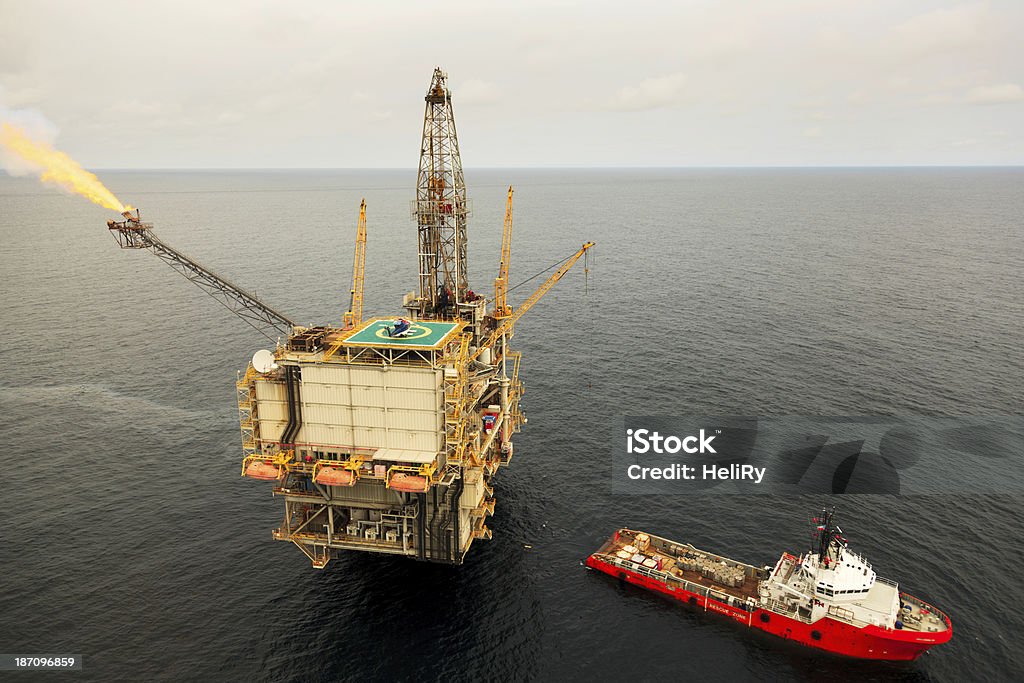 Buque de abastecimiento de plataforma petrolífera y - Foto de stock de Buque de abastecimiento de plataforma petrolífera libre de derechos