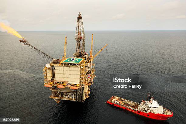 Buque De Abastecimiento De Plataforma Petrolífera Y Foto de stock y más banco de imágenes de Buque de abastecimiento de plataforma petrolífera