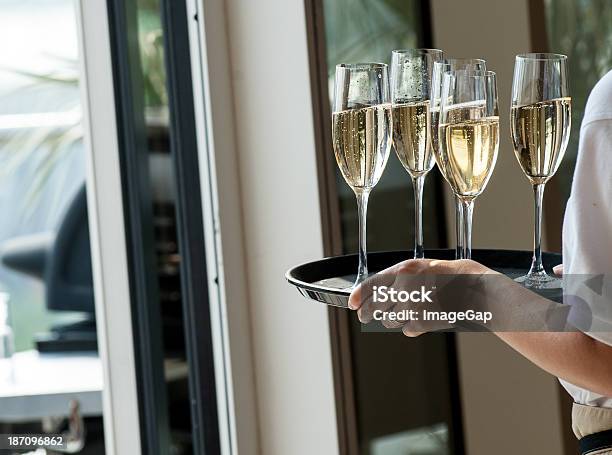 Champagne - Fotografie stock e altre immagini di Alchol - Alchol, Bicchiere, Cameriere