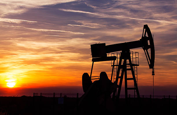 istock Operating oil and gas well 187097744