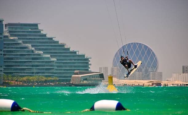 アブダビのカイトサーフィン - wakeboarding waterskiing water sport stunt ストックフォトと画像