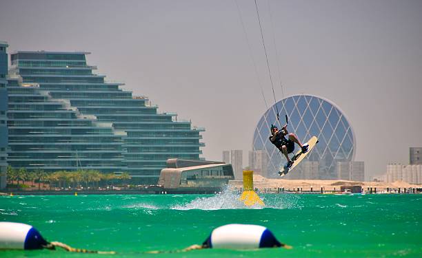 abu dhabi jest kite surfer - wakeboarding waterskiing water sport stunt zdjęcia i obrazy z banku zdjęć