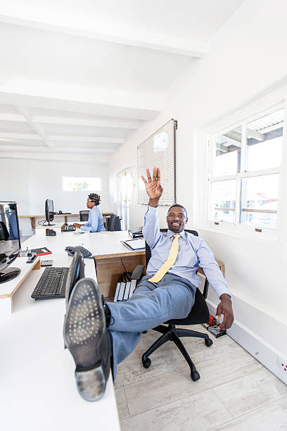 homme d'affaires lancer la boule de papier froissé dans le bureau. - paper document flying throwing photos et images de collection