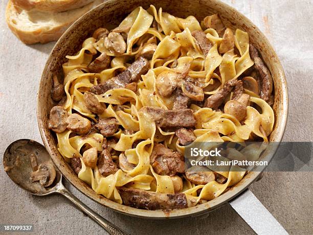 Photo libre de droit de Boeuf Stroganoff banque d'images et plus d'images libres de droit de Boeuf Stroganoff - Boeuf Stroganoff, Bifteck, Pâtes alimentaires