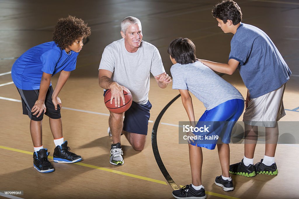 Niños con entrenador de baloncesto - Foto de stock de 10-11 años libre de derechos