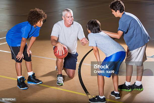 Niños Con Entrenador De Baloncesto Foto de stock y más banco de imágenes de 10-11 años - 10-11 años, 12-13 años, 40-49 años