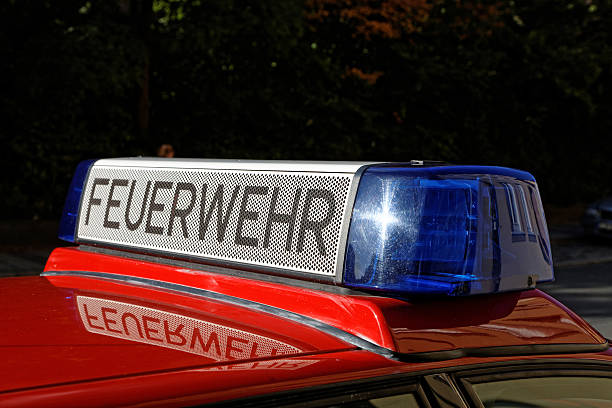 световая аварийная сигнализация на пожарная машина - german culture flash стоковые фото и изображения