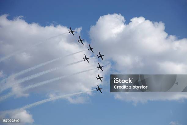 화살촉 형성 Airshow에 대한 스톡 사진 및 기타 이미지 - Airshow, 곡선, 구름