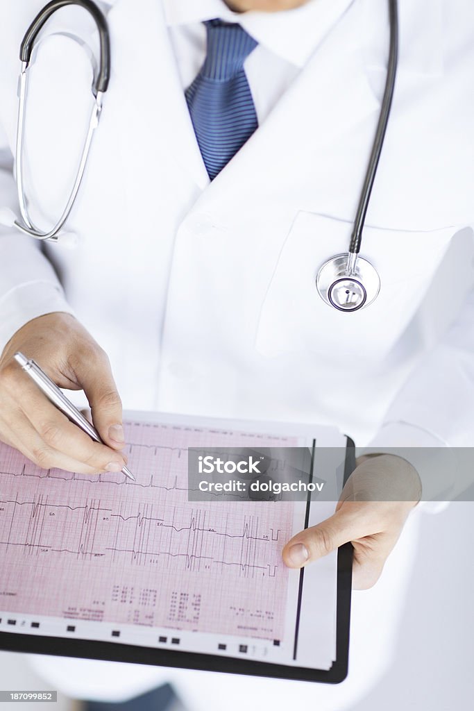 Homme médecin mains avec cardiogram - Photo de Adulte libre de droits