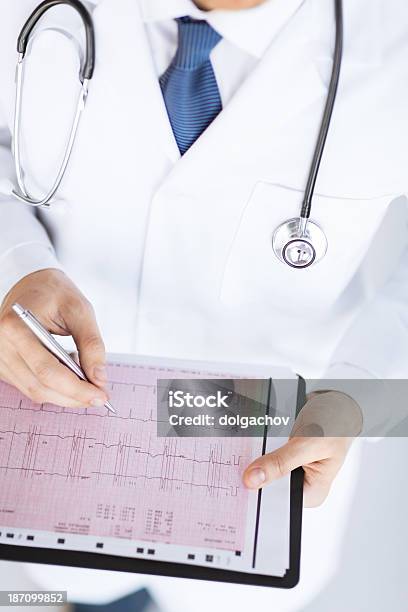 Foto de Doutor Mãos Com Cardiogram Masculino e mais fotos de stock de Adulto - Adulto, Cardiologista, Curva - Forma