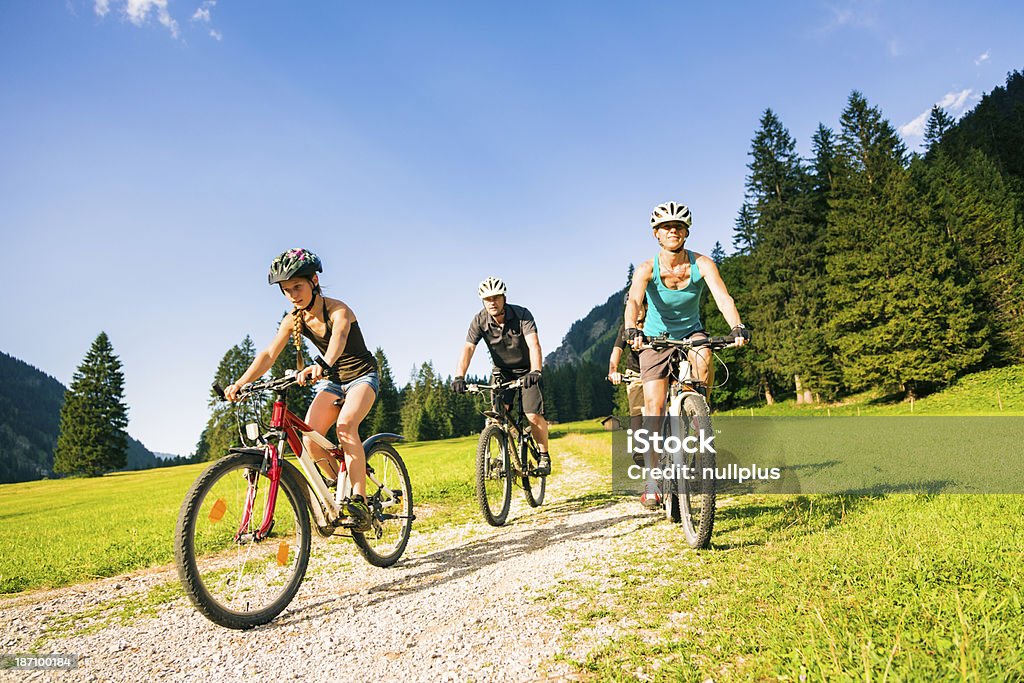 Família de quatro Ciclismo - Royalty-free Ciclismo Foto de stock