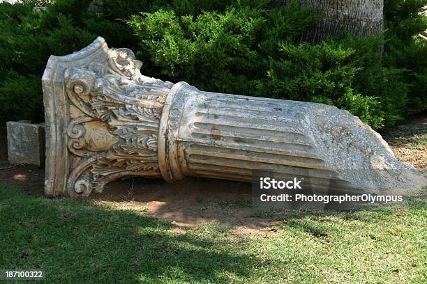 Foto de Broken Coluna e mais fotos de stock de Coluna arquitetônica - Coluna arquitetônica, Quebrado, Arquitetura