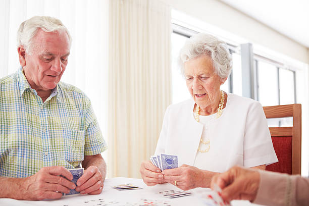 gra w pokera z kilkoma znajomymi na emeryturę w domu - rummy zdjęcia i obrazy z banku zdjęć