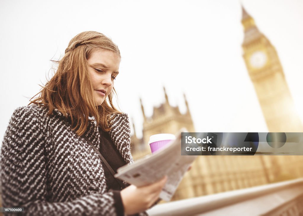 Donna beve un caffè sulla strada a Londra - Foto stock royalty-free di Giornale