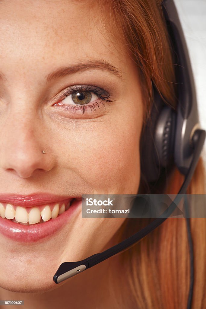 Mitad de cara de una mujer con auriculares. - Foto de stock de 20 a 29 años libre de derechos