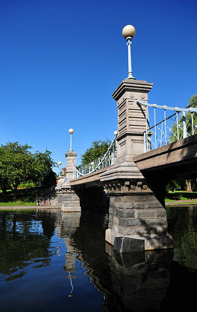 boston public garden-bridge, de l'eau et du ciel - boston formal garden bridge park photos et images de collection