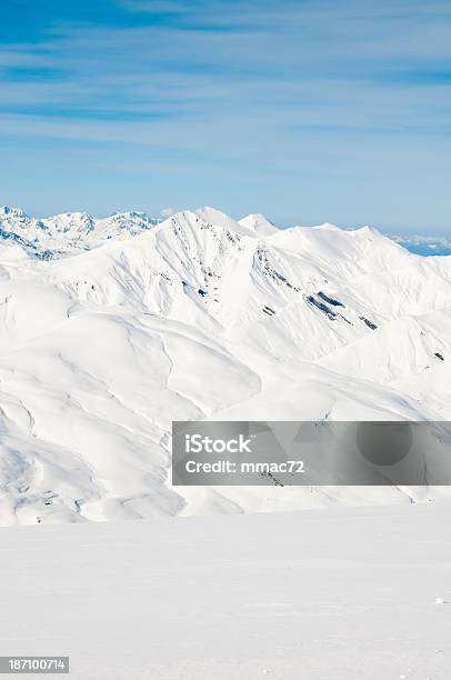 Foto de Paisagem De Montanha No Dia Ensolarado e mais fotos de stock de Ajardinado - Ajardinado, Alpes europeus, Alpes franceses